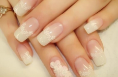 <strong>容美甲行业也被人们称为21世纪的向阳财</strong>